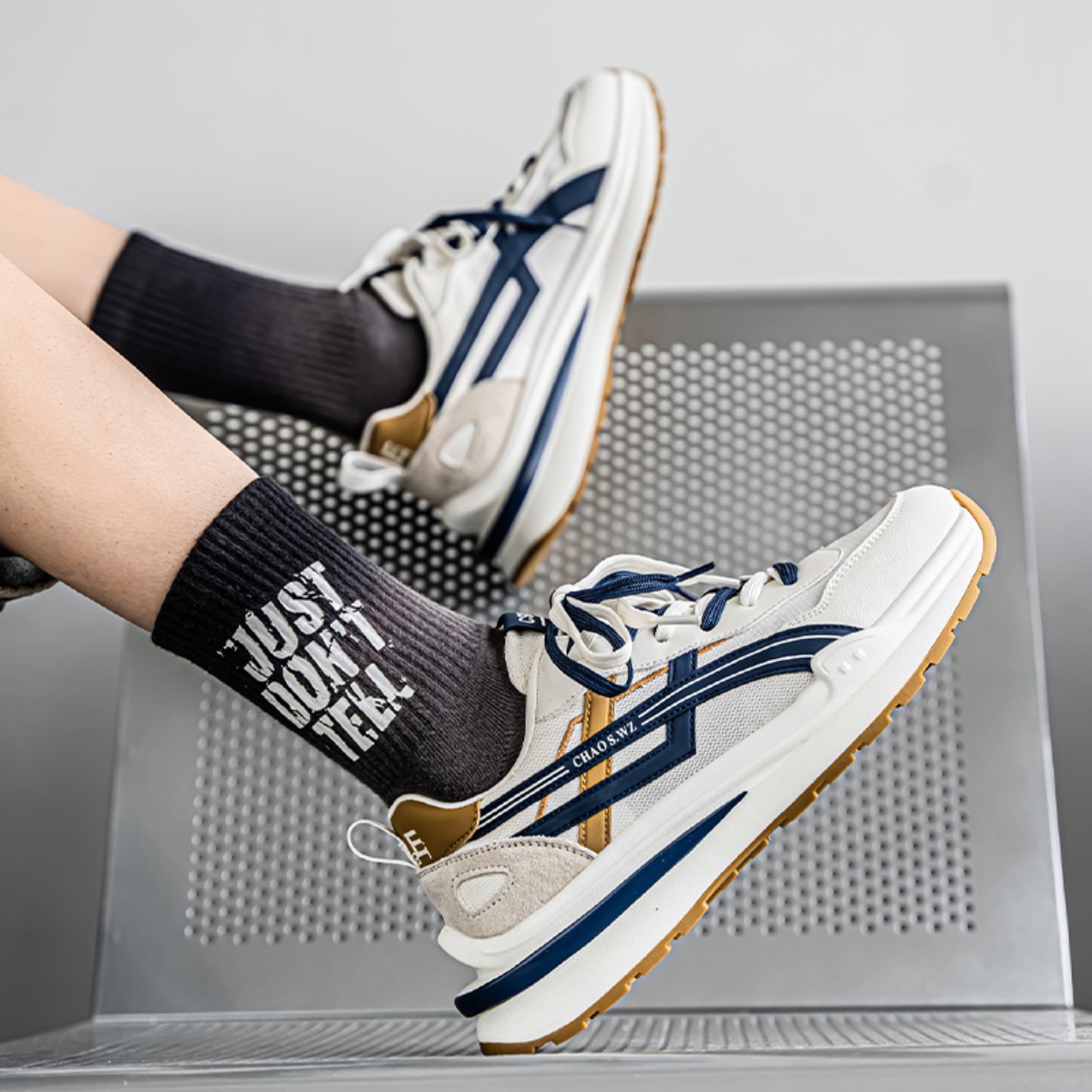 새로운 남성용 통기성 두꺼운 밑창 스니커즈 부드러운 밑 - Badminton Shoes 리뷰 및 가격